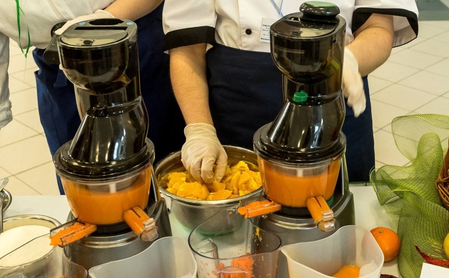 Ręka 2-latki wciągnięta do sokowirówki. Trzeba było użyć piły tarczowej