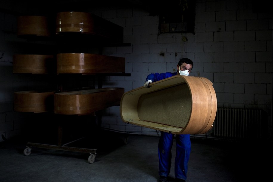 Musieli płacić 55 euro za pomodlenie się koło trumny ofiary koronawirusa