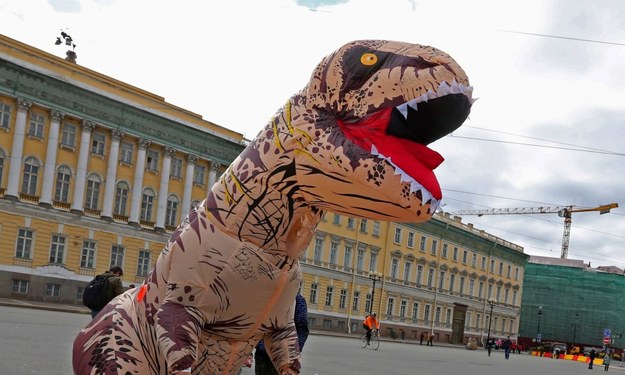 Niemcy: 20-latek przebrany za dinozaura straszył kierowców. Interweniowała policja