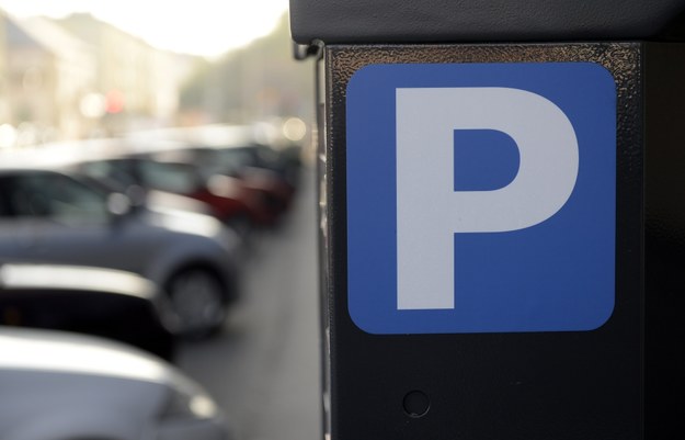Uwaga kierowcy! W Krakowie od poniedziałku wracają opłaty i kontrole w strefie płatnego parkowania