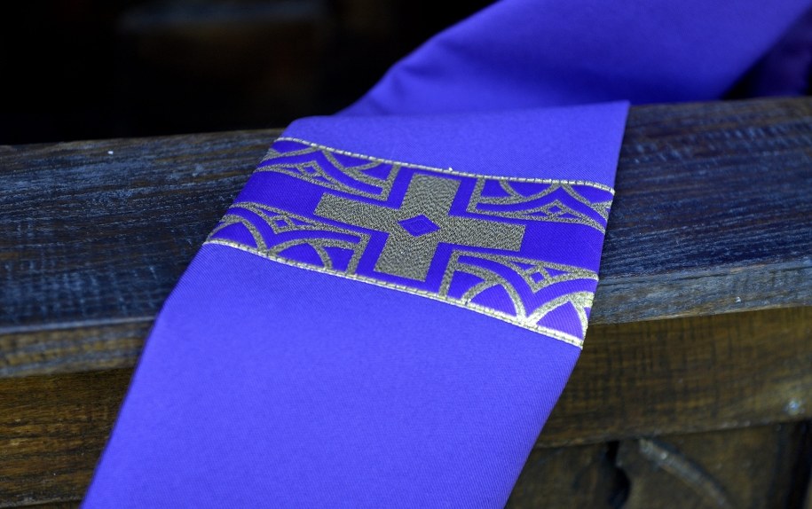 Miał poniżać, wyzywać i bić. Ksiądz oskarżony o znęcanie się nad uczniami