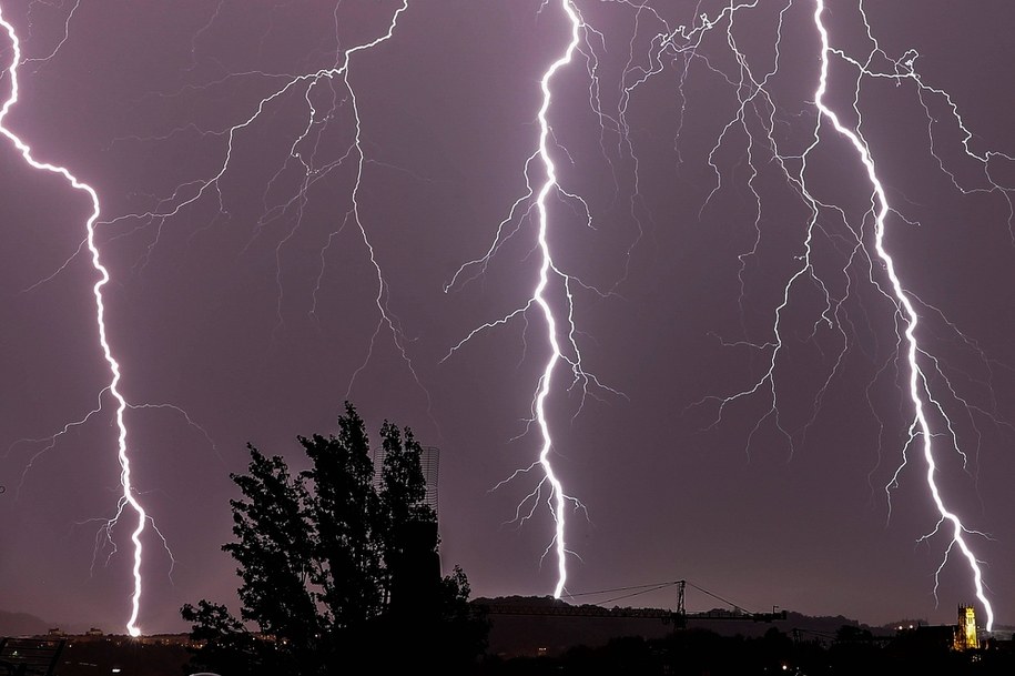 Burze na wschodzie i południu kraju. IMGW ostrzega