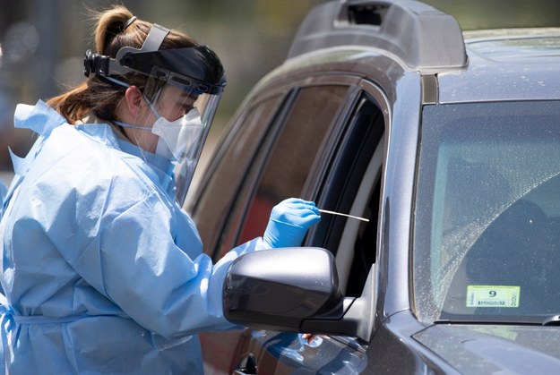 Brytyjski epidemiolog: Restrykcje o tydzień wcześniejsze ograniczyłyby zgony o połowę