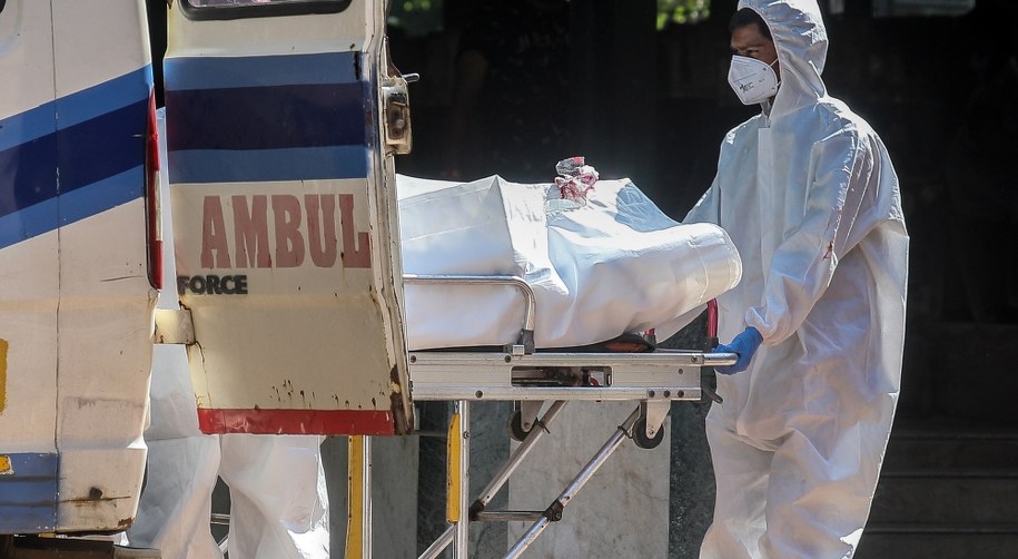 Mówił, że "uzdrawia" poprzez pocałunki. Zmarł na Covid-19