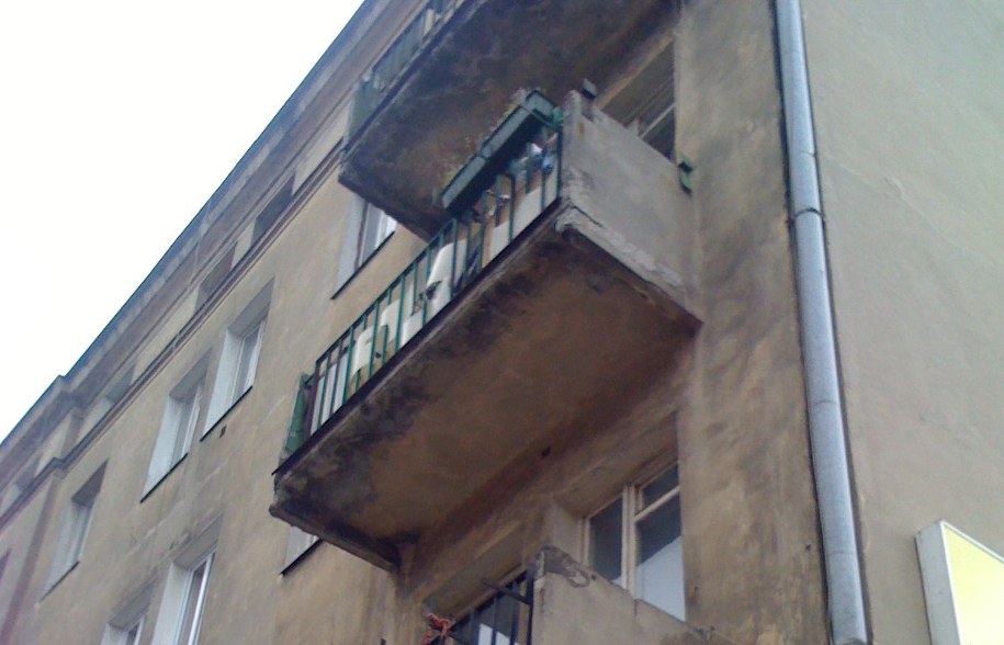 Groźny wypadek w Warszawie. Balkon przygniótł mężczyznę
