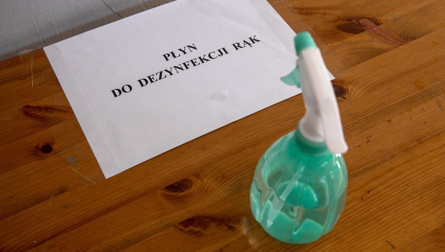 Członkini komisji spryskiwała ludzi płynem do dezynfekcji. Mówiła, że to dla ich dobra