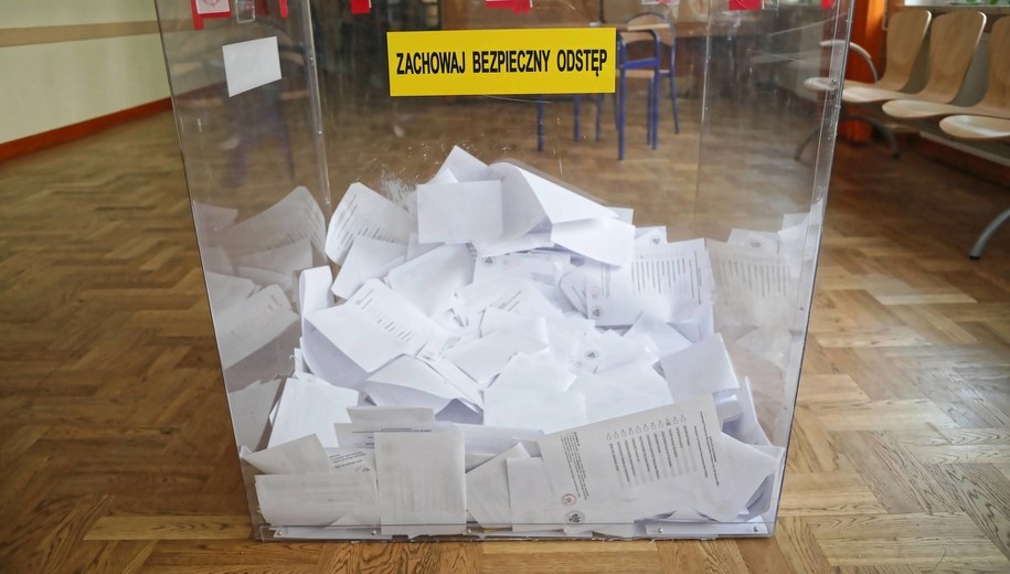 Członkini komisji wyborczej w gminie Jasieniec zakażona koronawirusem. Jej mąż i teść zasiadali w innych komisjach: są zdrowi