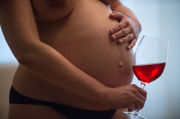 Każdy tydzień picia alkoholu we wczesnej ciąży zwiększa ryzyko poronienia