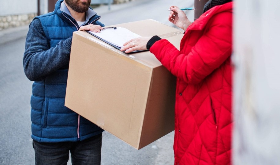 Praktykant ukradł auto z paczkami. Firma nie zna jego danych