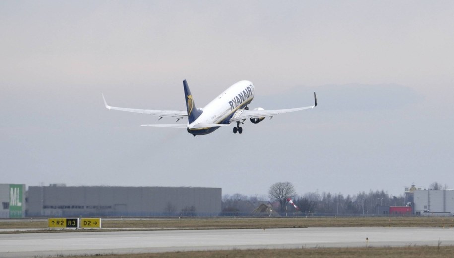 30 krajów z zakazem lotów do Polski. Na liście m.in. Francja i Hiszpania