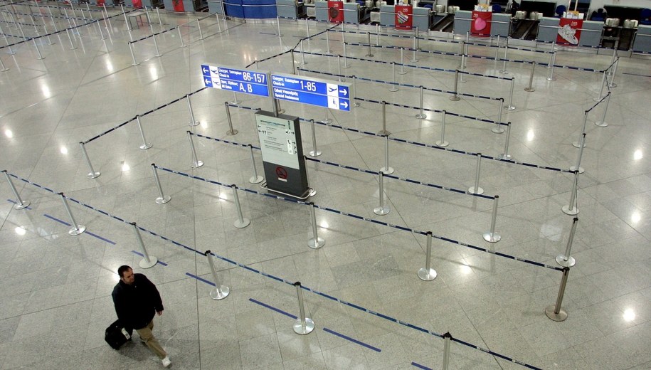 Polscy turyści utknęli w Atenach. "Od ponad 10 godzin nikt się nami nie interesuje"