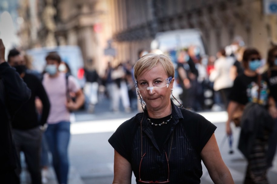 Maseczki obowiązkowe także na ulicy. Kiedy policjant może nas ukarać?