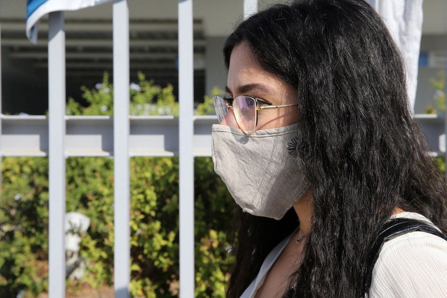 Sondaż: Większość Polaków popiera kary za brak maseczki