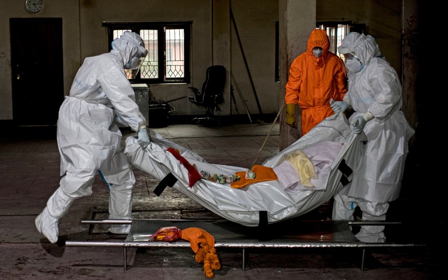 "Chodzimy po głowach". Kostnica jest przepełniona, zwłoki leżą na korytarzu