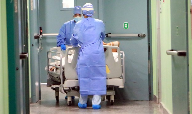 Wiceminister zdrowia: Tysiąc lekarzy z zagranicy do walki z Covid-19