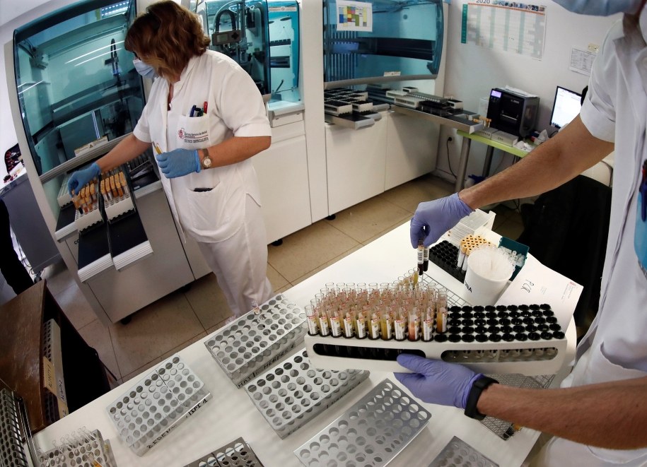 Na milion mieszkańców w Polsce przypada 213 zgonów z powodu koronawirusa. Znamy lepiej genom SARS-CoV-2 [RELACJA]