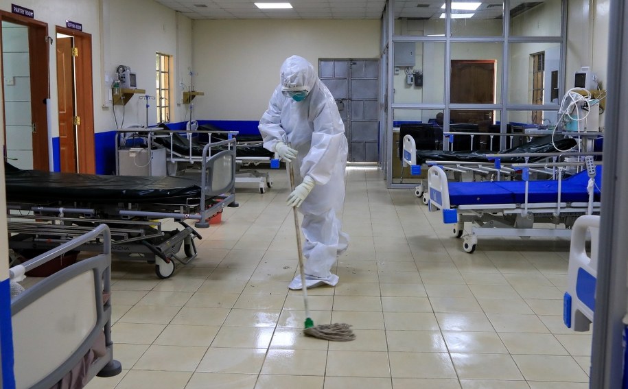 Pierwsze partie szczepionki trafiły do Wielkiej Brytanii. Prawie 15 tys. nowych zakażeń w Polsce [RAPORT]