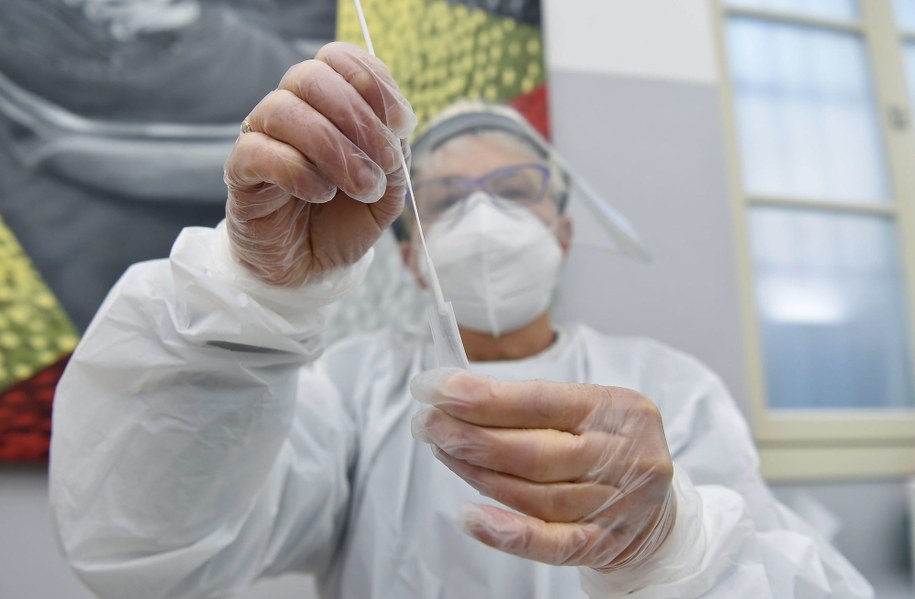 Media: Pierwszy na świecie przypadek zakażenia dwoma szczepami koronawirusa równocześnie