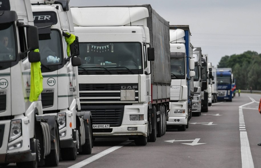 Duże kolejki na wschodniej granicy. Kierowcy ciężarówek czekają nawet 21 godzin