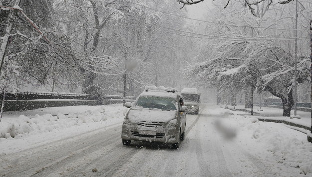 Opady śniegu w centralnej Polski. RCB ostrzega kierowców