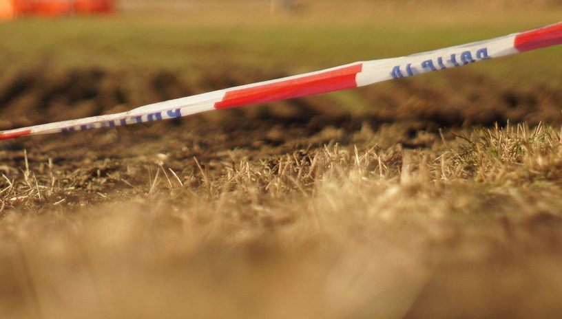 Tragedia w Jarocinie. W mieszkaniu znaleziono martwego mężczyznę i umierającą kobietę