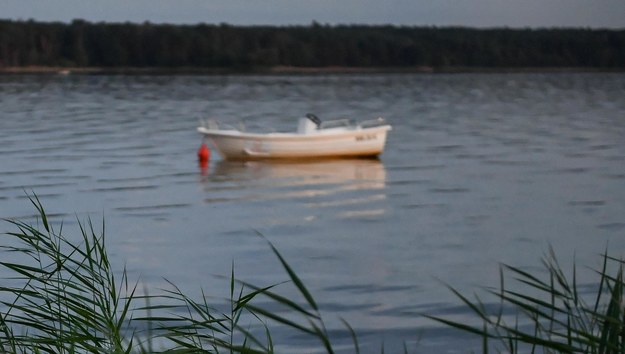 Wywrócona łódka na rzece Dziwnej. Odnaleziono ciało jednego z wędkarzy, trwają poszukiwania drugiego