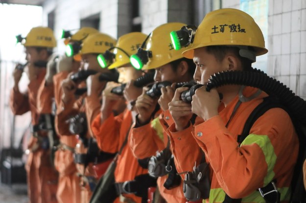"Jesteśmy wycieńczeni". Walka o życie górników uwięzionych od tygodnia w kopalni złota