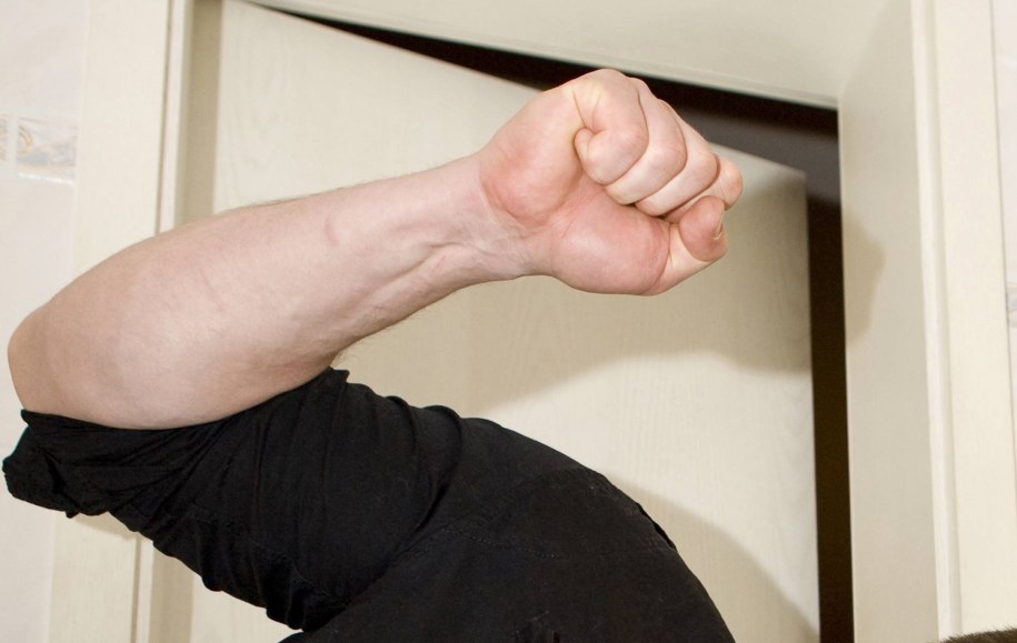 Worek na głowę, kopnięcia w brzuch. Pobili 16-latka, bo pomylili go z kimś innym