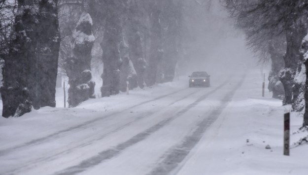 Trudne warunki na drogach na południu Polski. IMGW ostrzega przed oblodzeniem