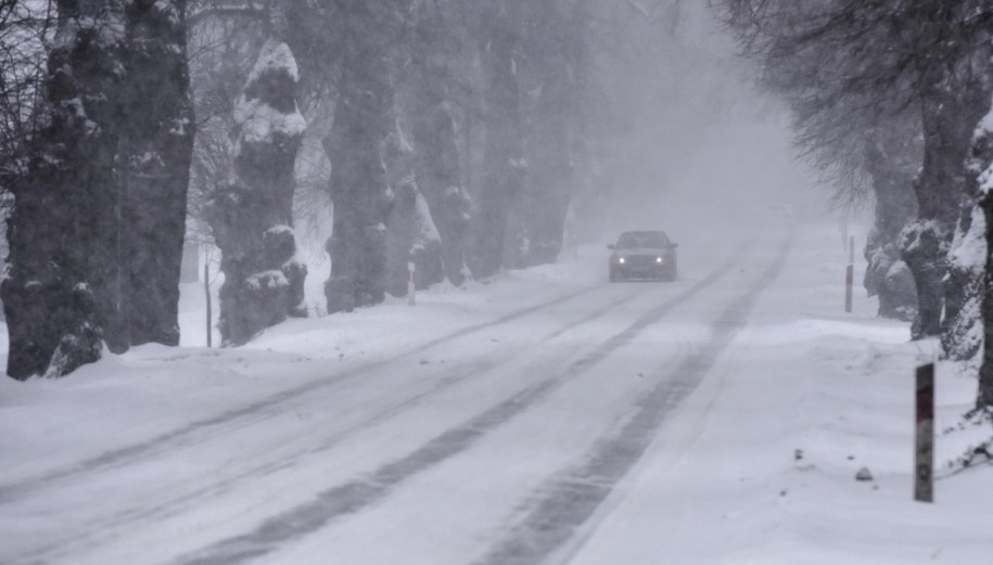 Trudne warunki na drogach na południu Polski. IMGW ostrzega przed oblodzeniem