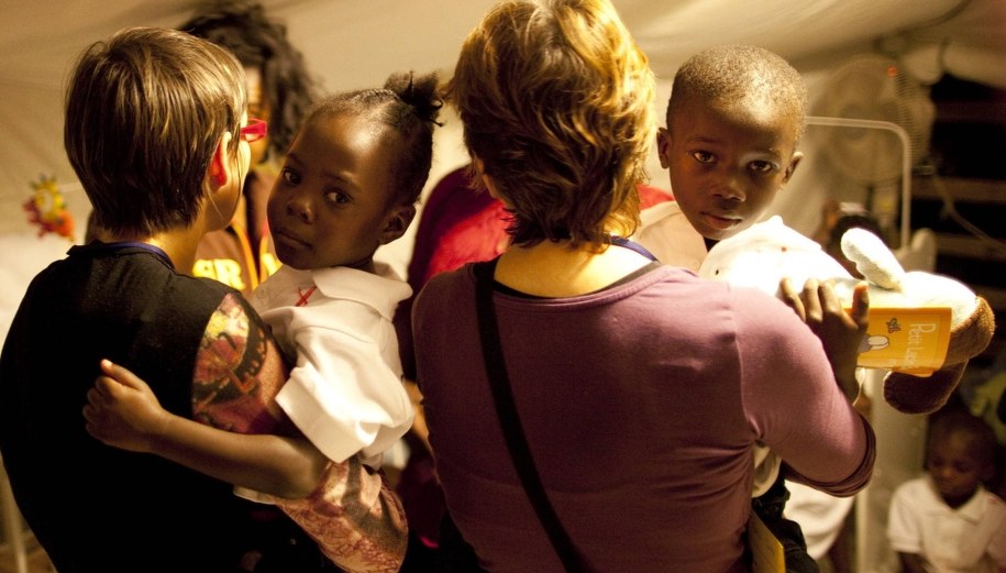 Raport holenderskiej komisji: Należy zaprzestać adopcji dzieci z zagranicy