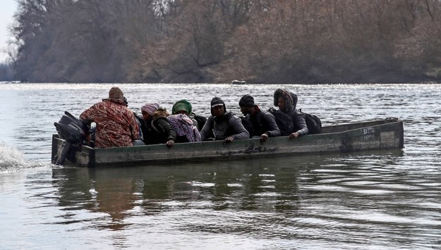 Raport: 90 proc. nielegalnych migrantów korzysta z usług przemytników