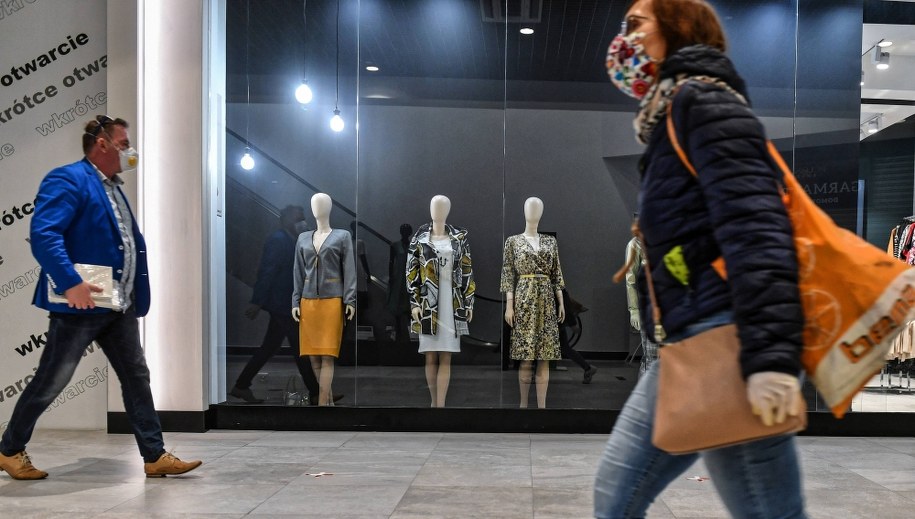 Prof. Gut: Nie miejsca rozsiewają wirusa, ale ludzie