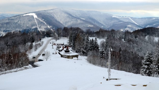 Trudne warunki w Beskidach. Oblodzenia przysypał śnieg