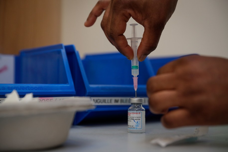 Ponad 40 tys. chorych na Covid-19 zmarło od początku epidemii w Polsce. Jest decyzja ws. działalności szkół [RAPORT]