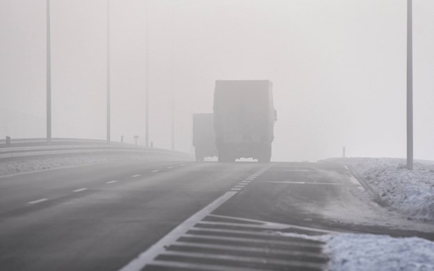 Gęsta mgła w kilku województwach. Ostrzeżenia dla kierowców