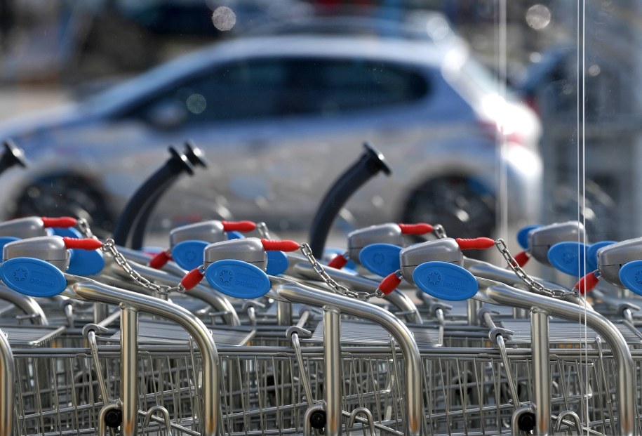 Kolejne obostrzenia w kraju. Przed sklepami budowlanymi tłumy klientów