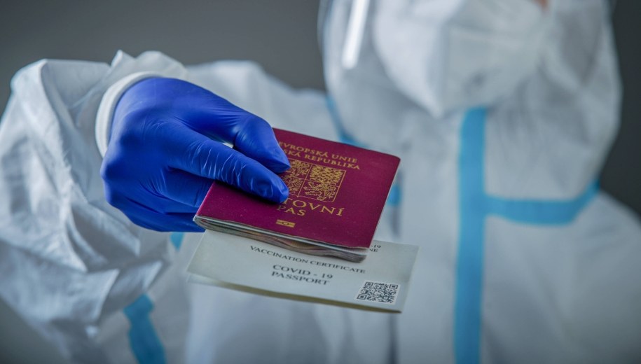 Komisarz UE zapowiada wprowadzenie paszportu covidowego od 15 czerwca