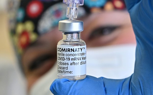 Wstrzymane zapisy na szczepienia dla osób 40+. Rząd mówi o "usterce"
