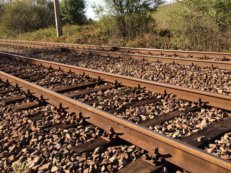 Podkarpacie: Bus wjechał pod pociąg, zginęły dwie osoby