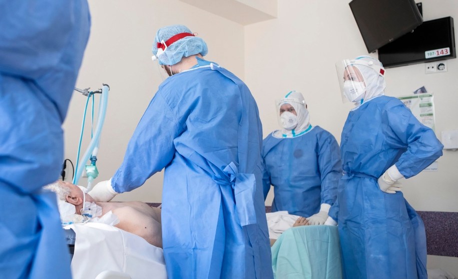 Ponad 21 tys. zakażeń koronawirusem. Spadają hospitalizacje
