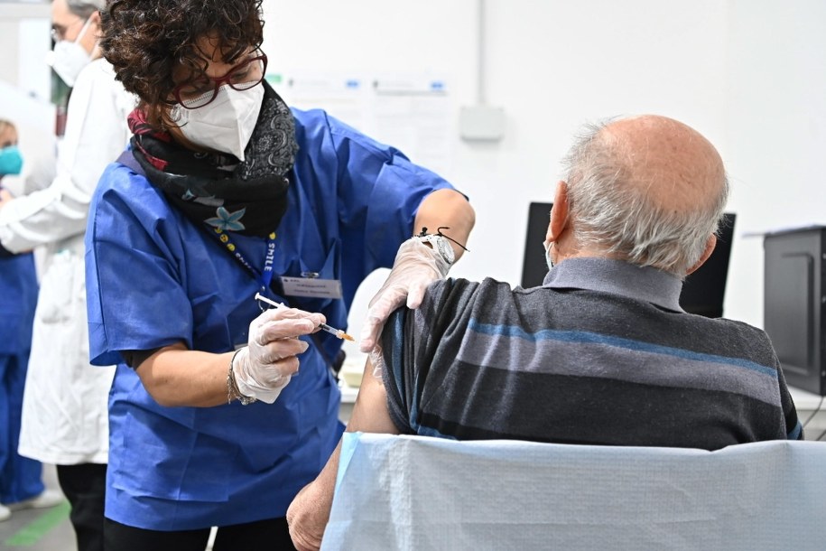 "Szczepienia ratują życie". CIR i eksperci reagują na stanowisko episkopatu ws. szczepionek