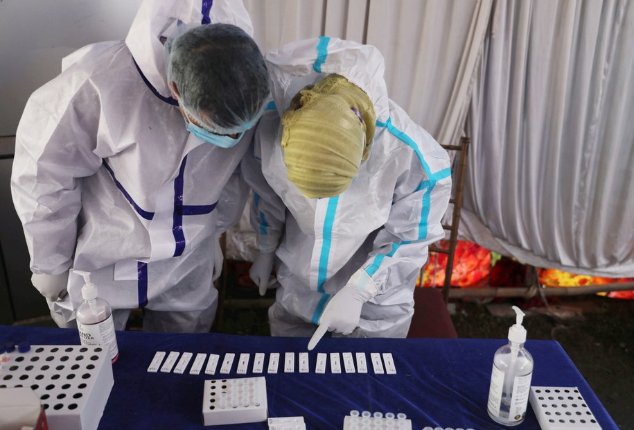 Niepokój na Wyspach. Nowy wariant koronawirusa z Indii