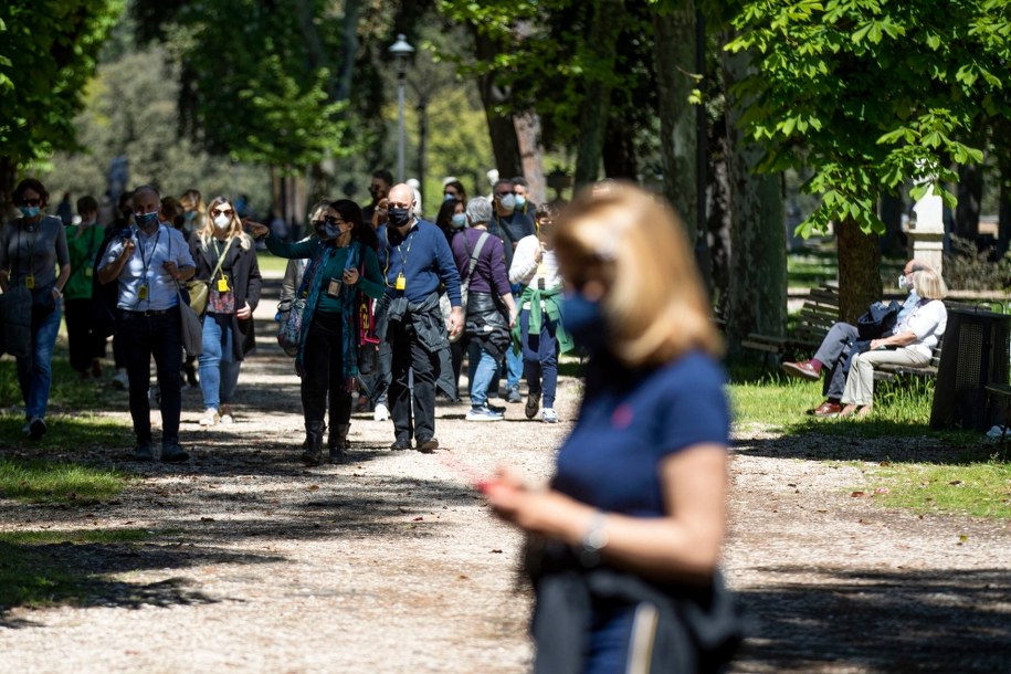 Maseczki na zewnątrz dalej obowiązkowe? Odpowiedź rzecznika rządu