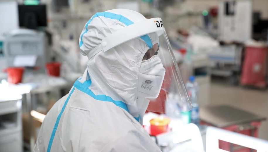 Ponad 6,4 tys. nowych zakażeń koronawirusem. Zmarły 423 osoby