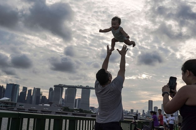 Koniec z kwarantanną i testami. Singapur zdecydował: koronawirus traktowany jak grypa