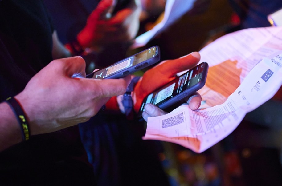 Tysiące osób otrzymały błędne certyfikaty Covid-19