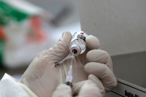 Obowiązkowe szczepienia służby zdrowia przeciw Covid-19. Decyzja zapadła w 2 krajach