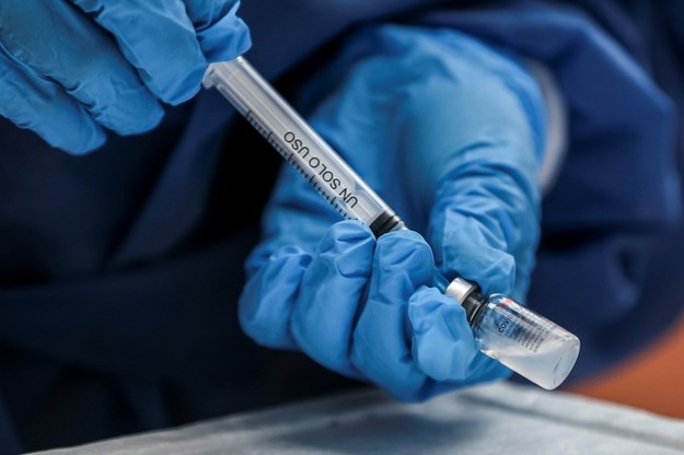 Węgry: Obowiązkowe szczepienie przeciw koronawirusowi dla pracowników służby zdrowia