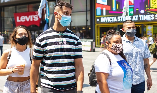 Szefowa CDC: Zaszczepieni powinni nosić maski na obszarach o dużej transmisji wirusa
